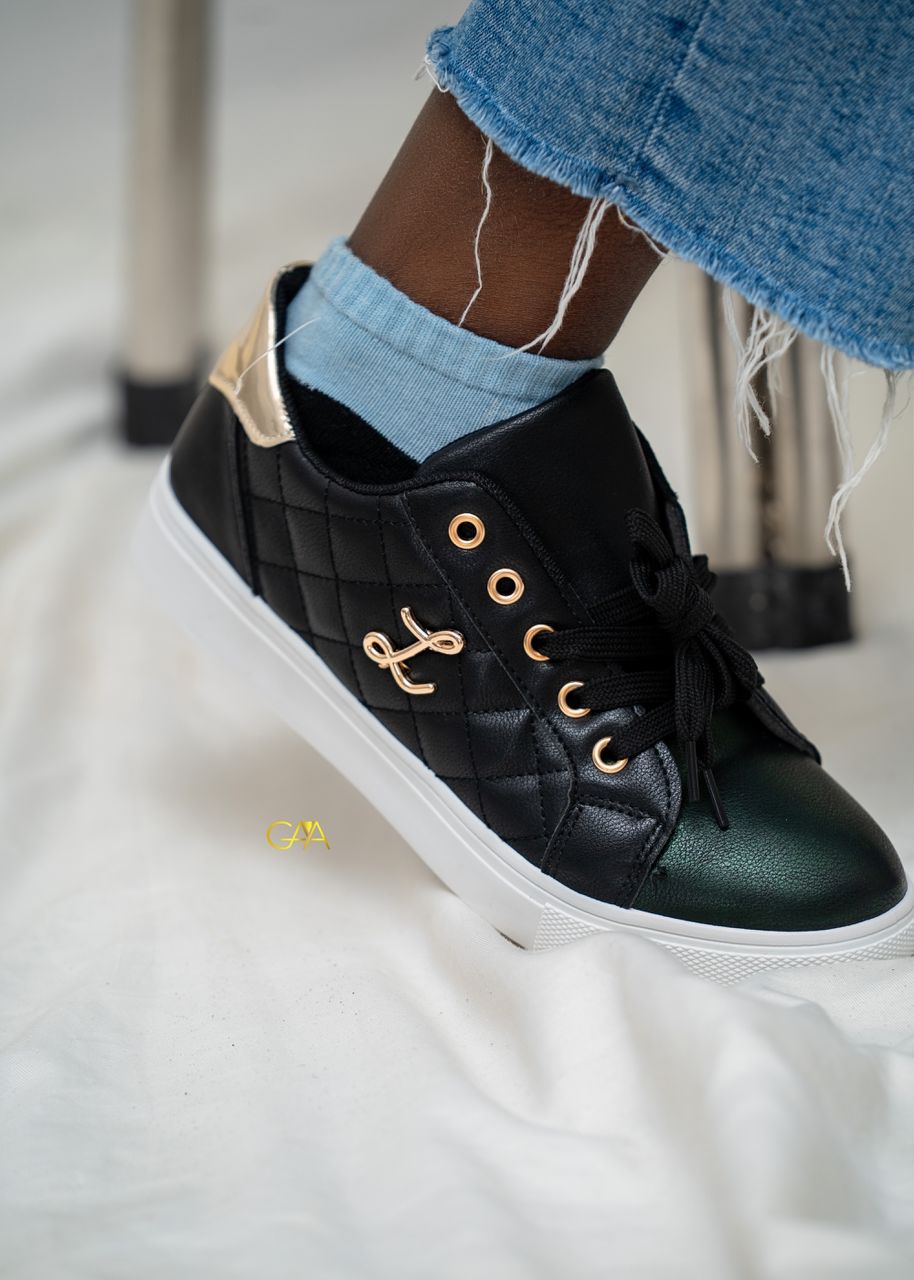 Sneakers - Pour Femme- Disponible en couleurs Noire et Blanche