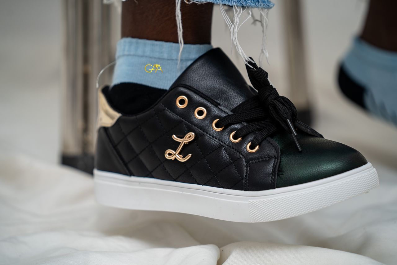 Sneakers - Pour Femme- Disponible en couleurs Noire et Blanche